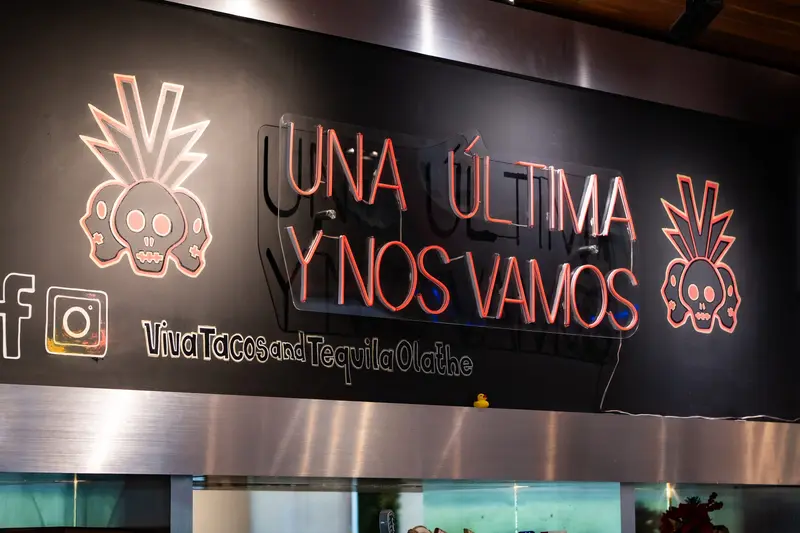 The Una ultima y nos vamos neon sign at Viva Olathe